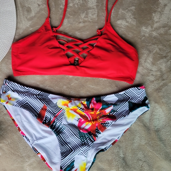 NWT Cupshe Two-Piece Bikini Swimsuit - Picture 2 of 5